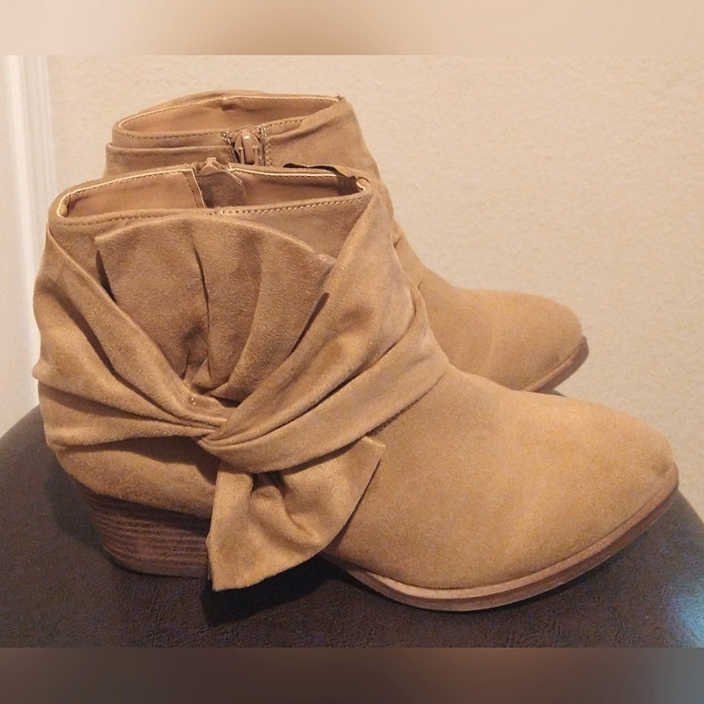 CL By Laundry Suede Bowtie Pointed Toe Tan Booties